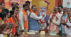 Bikaner BJP celebrated PM Modi's birthday by cutting a cake 17BKN PH-1