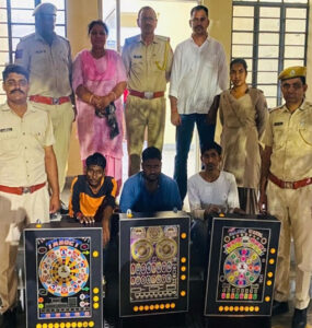 Illegal-gambling-house-in-Deepak-Aroras-shop-three-arrested.1-285x300 दीपक अरोड़ा की दुकान में अवैध जुआ घर, तीन गिरफ्तार