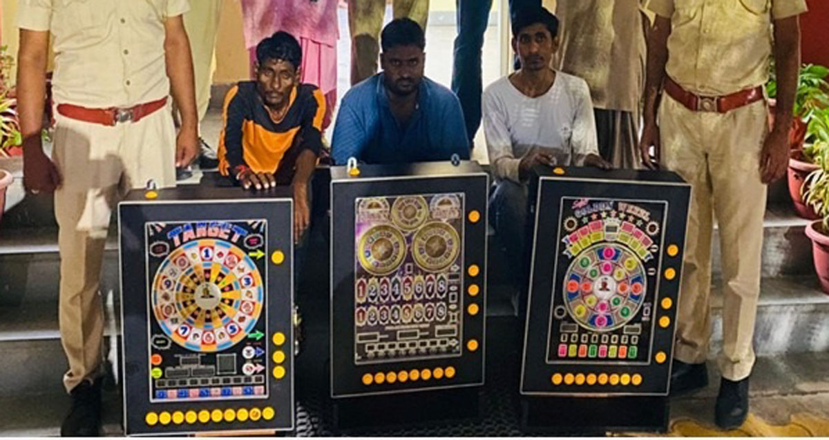 Illegal gambling house in Deepak Arora's shop, three arrested