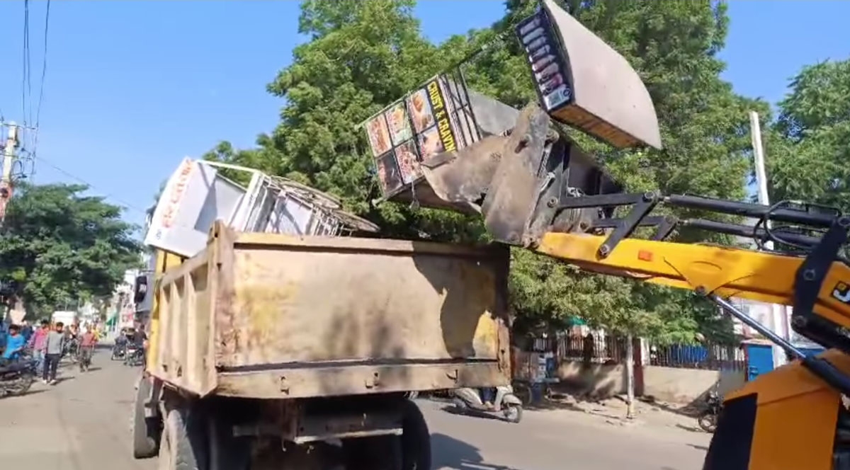 The mayor got the illegal carts removed from the statue circle in Vyanas Colony