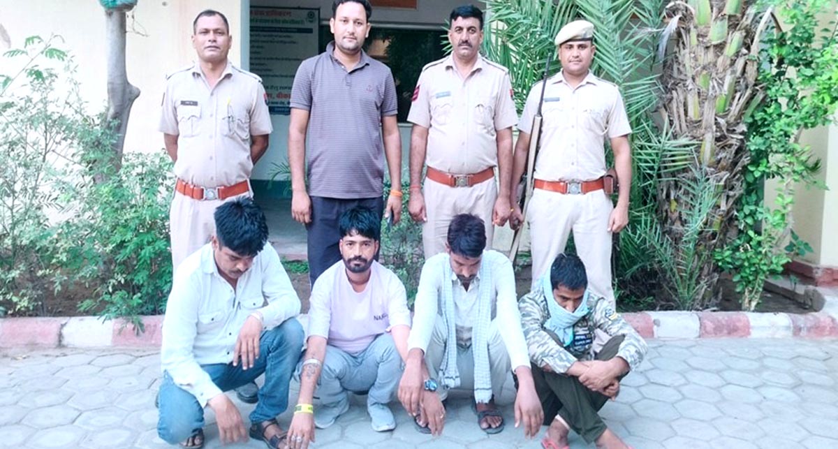 Four people caught gambling near the hospital, 27 thousand rupees seized