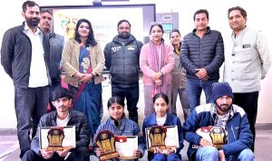 1.-Vandana-Purohit-Jayshree-Prajapat-and-Naresh-Kumar-were-the-winners-in-the-essay-writing-competition-300x178 निबंध लेखन में वंदना पुरोहित, जयश्री प्रजापत व नरेश कुमार रहे विजेता