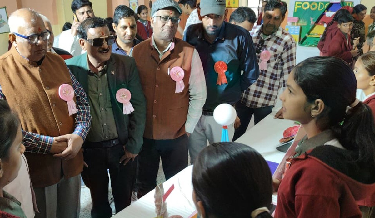 Secondary school students made science models.