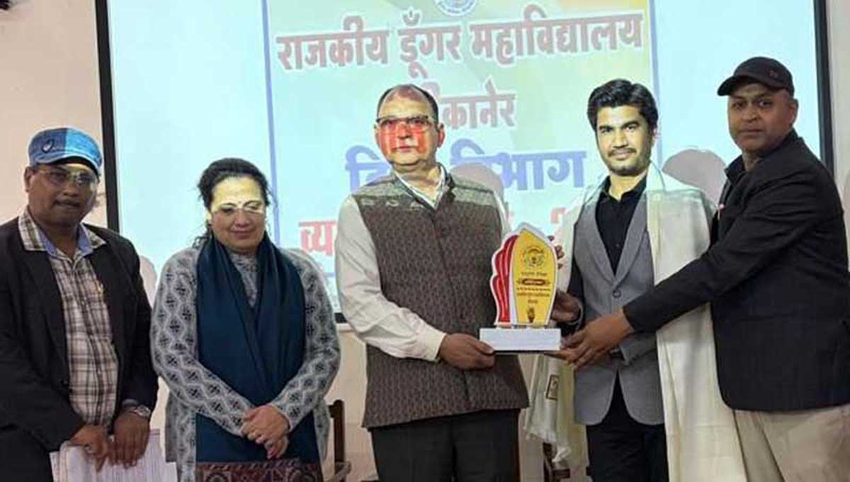 There are immense employment opportunities in the field of Hindi language - Journalist Sumit Sharma