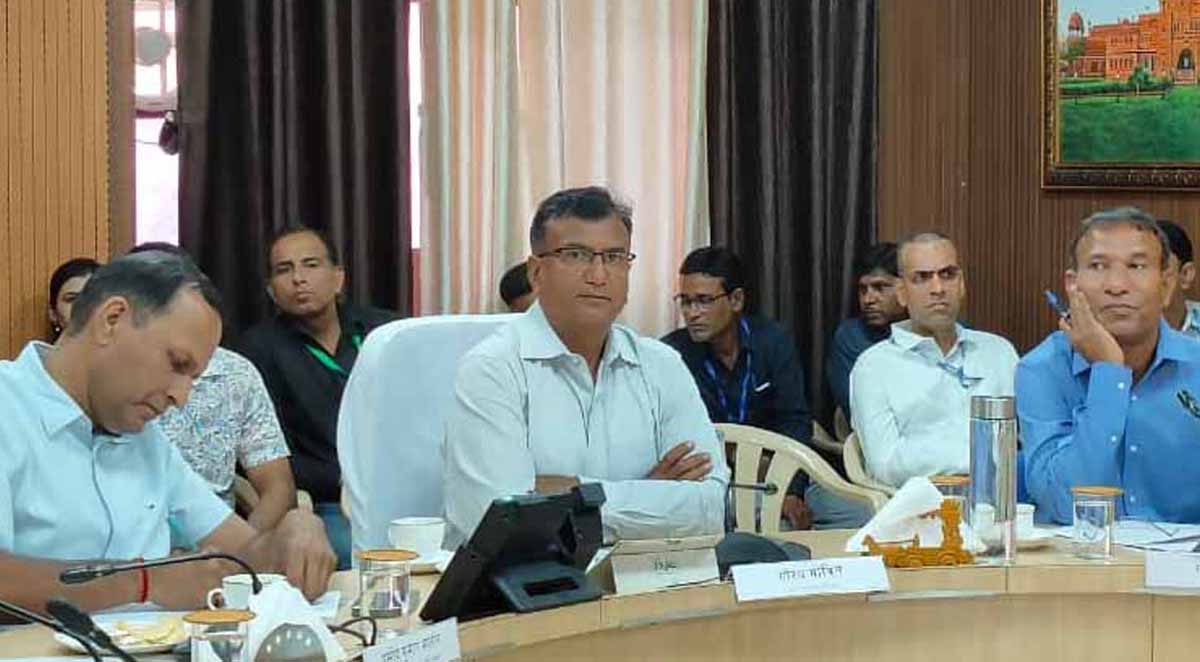 Instructions to reply to English letters in Hindi as well.