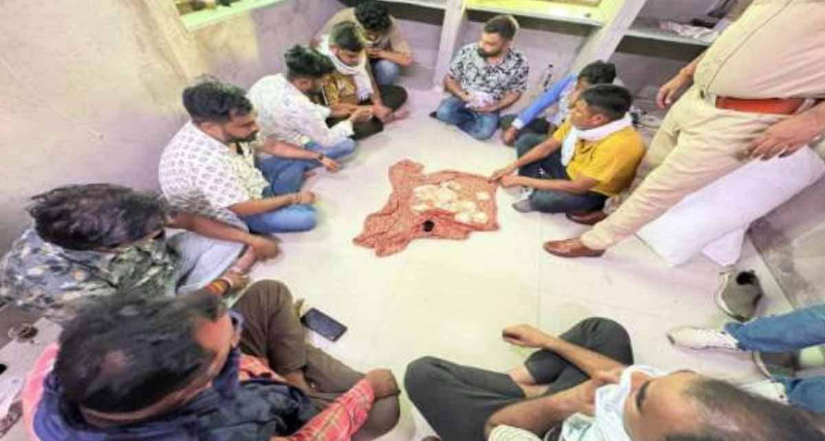 Gambling den operating at farmhouse; 10 gamblers nabbed.
